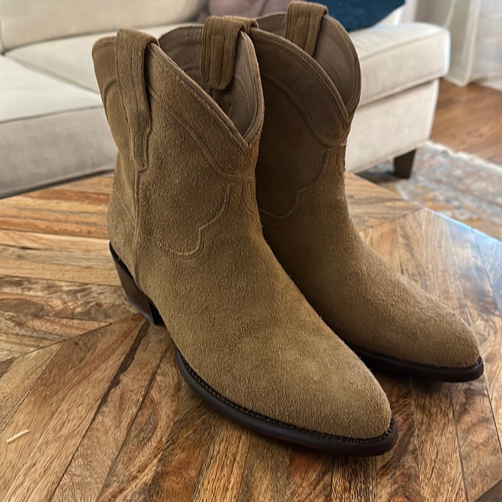 Beautiful neutral suede Tecovas “Penny” boots